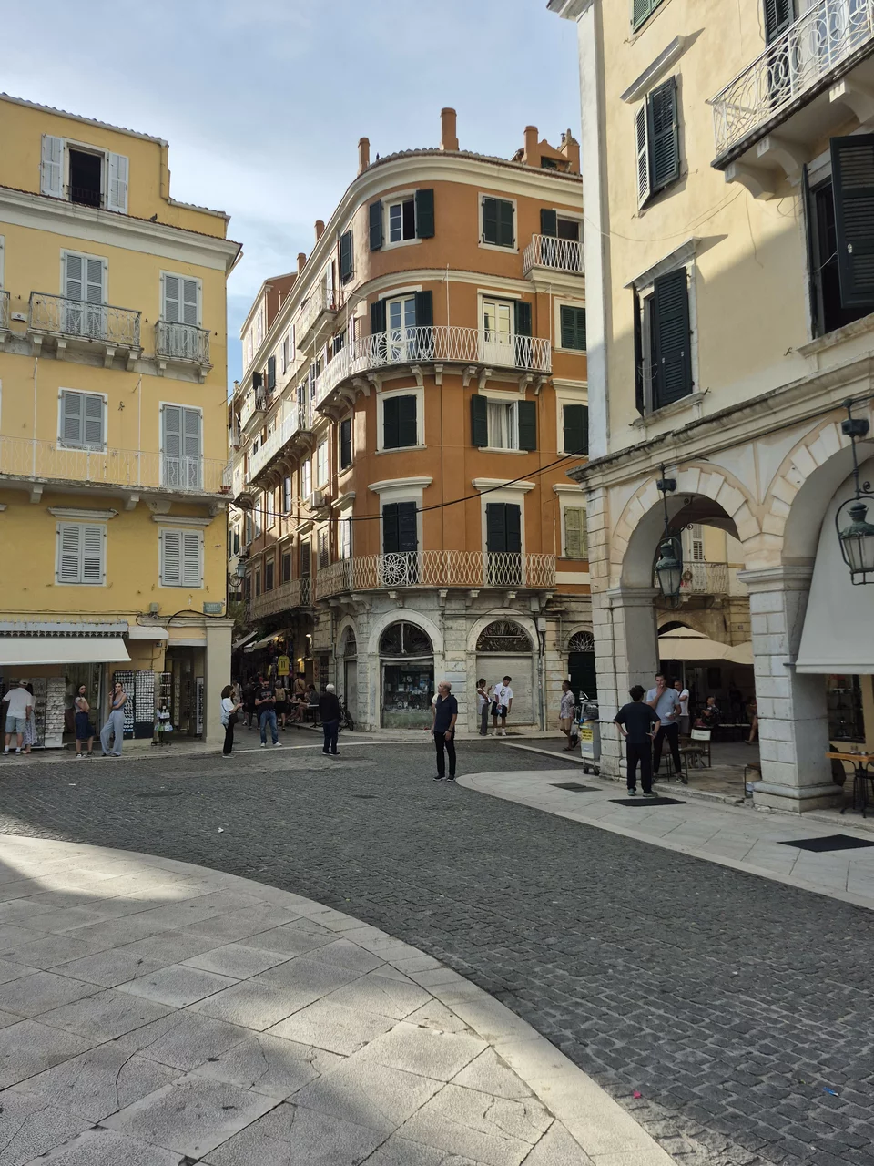 Grün bis ins Herz.

Korfu atmet Erinnerung.
Nicht laut, nicht dramatisch –
sondern langsam.

Text
Ein Ort, der lehrt,
dass Stille nicht leer ist,
sondern voll von Geschichten.