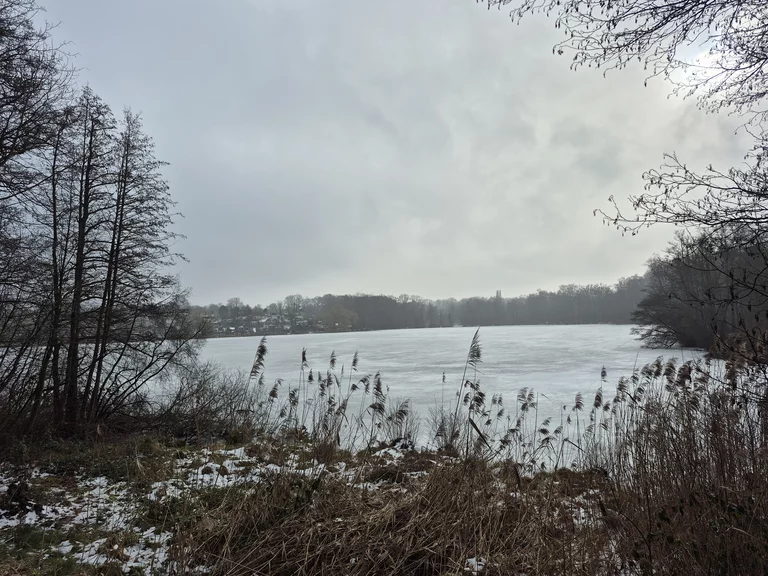 Η λίμνη Außenmühlenteich στο Harburg – ιδιαίτερα τον χειμώνα.
Όταν ο πάγος ησυχάζει το τοπίο και οι σκέψεις βαθαίνουν.
Εδώ βρίσκω γαλήνη.
Εδώ γεννιούνται νέες ιστορίες
ή οι παλιές ξαναγράφονται με καθαρότερη φωνή.
