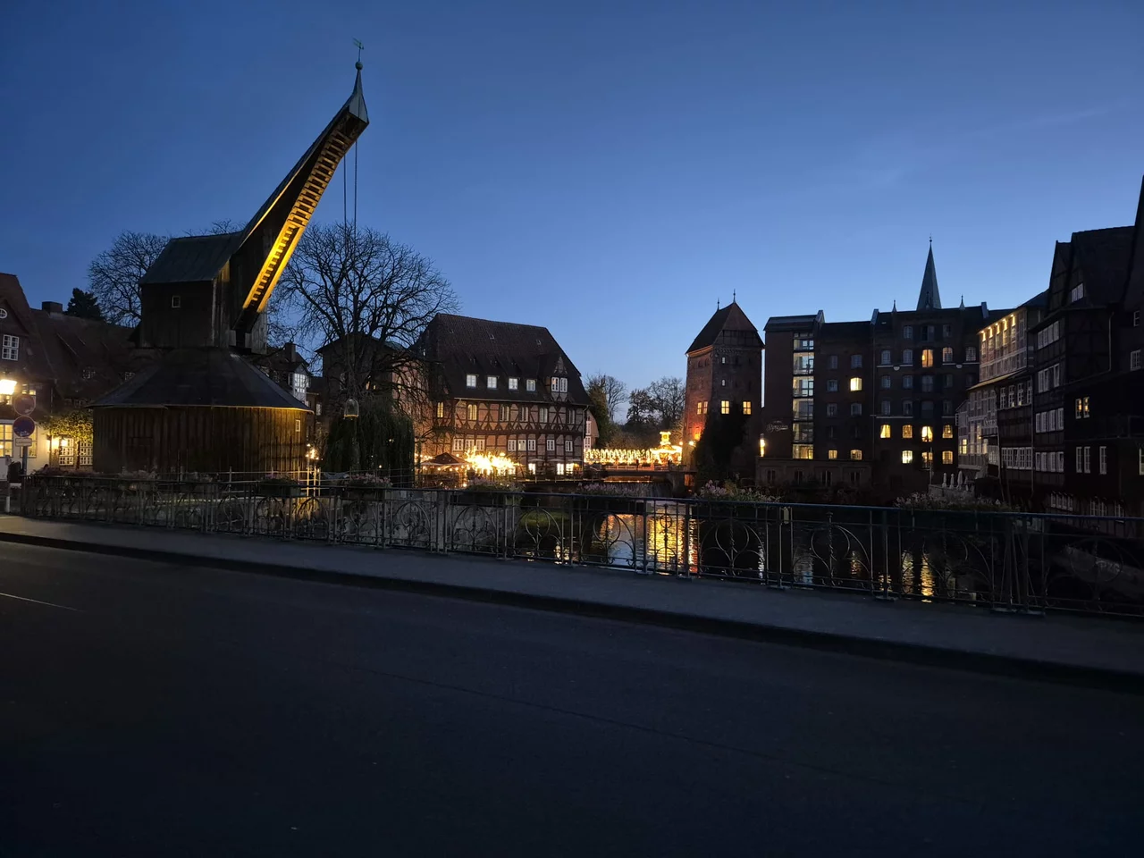 Lüneburg ist zu still, um unschuldig zu sein.

Die Gassen tragen Geschichte wie ein Gewicht.
Nicht alles wurde ausgesprochen.
Nicht alles wurde vergeben.

Manche Mauern hören besser zu als Menschen.
Und manche Geschichten warten geduldig.