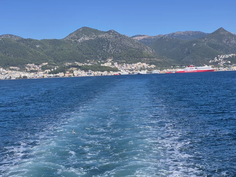 Parga ist ein Versprechen.

Das Licht ist weich, fast freundlich.
Doch selbst hier kennt das Meer seine Tiefen.
Manchmal entstehen dunkle Gedanken
an den schönsten Orten.