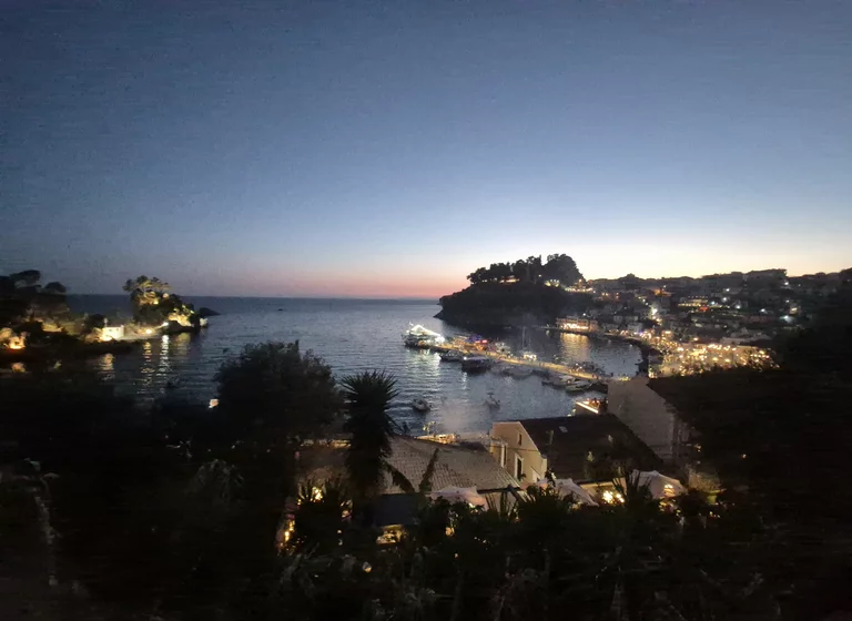 Diese Stadt kennt das Licht –
und sie kennt die Schatten, die es wirft.

Zwischen Meer und Straßen liegt eine Unruhe,
die sich nicht beruhigen lässt.
Schönheit und Bruch leben hier Tür an Tür.

Text
Perfekte Orte sind selten ehrlich.