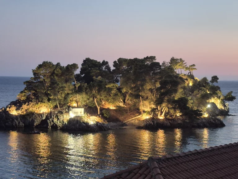 Diese Orte haben meine Bücher geprägt, lange bevor sie Worte wurden.
Ich zeige sie hier nicht als Sehenswürdigkeiten, sondern als innere Landschaften.