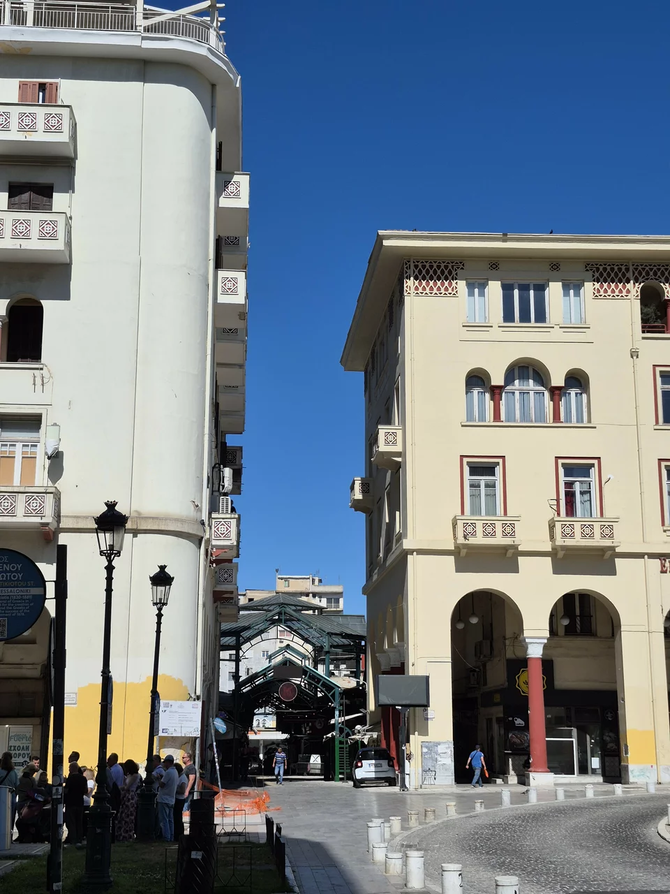 Der Symmetrie-Mörder
Parga – Thessaloniki – Korfu
Licht kann täuschen.
Schönheit kann ein Alibi sein.
Manche Geschichten entstehen dort,
wo Harmonie Risse bekommt.