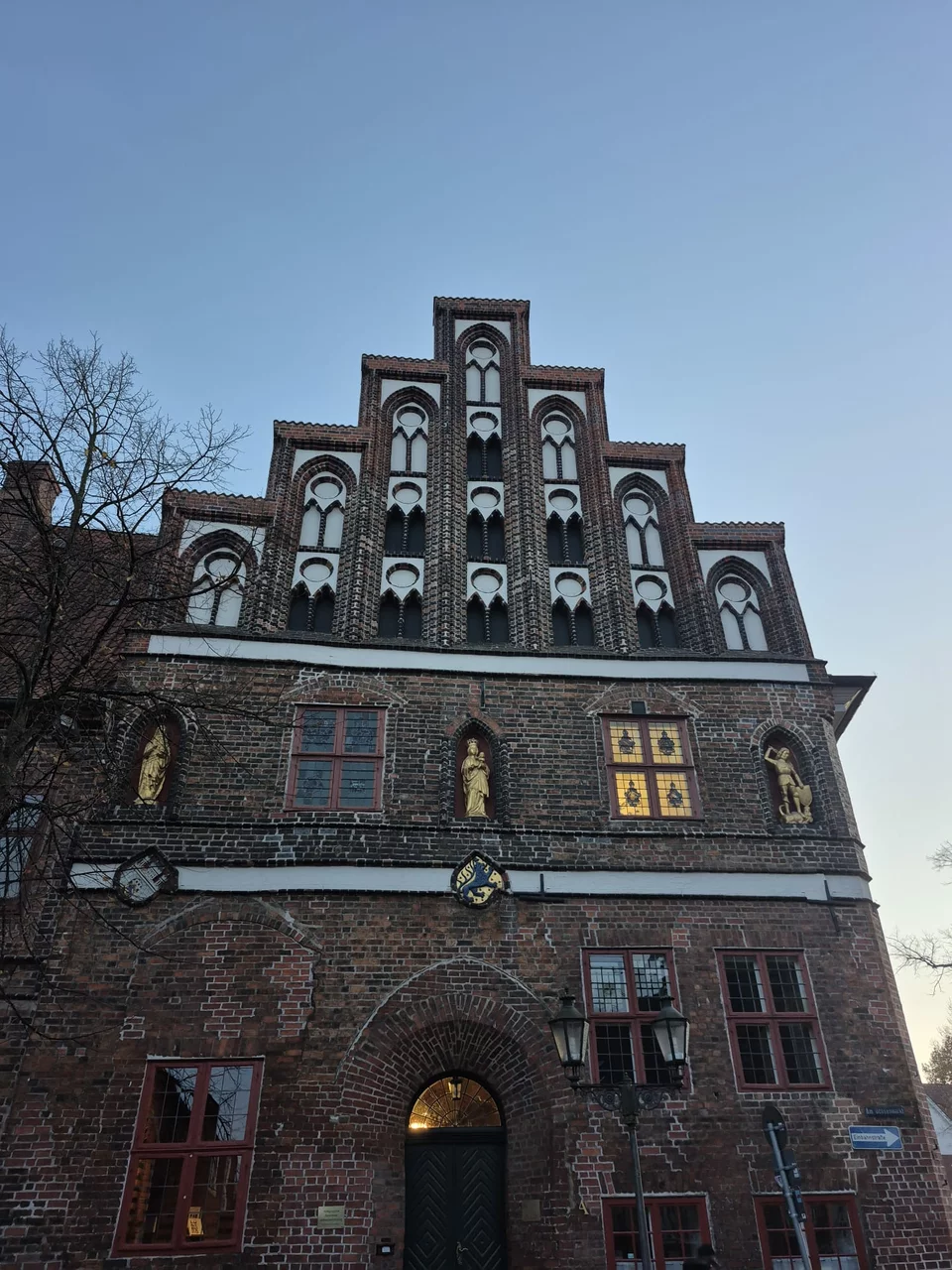 Lüneburg ist zu still, um unschuldig zu sein.

Die Gassen tragen Geschichte wie ein Gewicht.
Nicht alles wurde ausgesprochen.
Nicht alles wurde vergeben.

Manche Mauern hören besser zu als Menschen.
Und manche Geschichten warten geduldig.